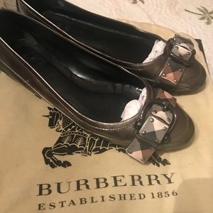 Pre-owned, this item has some scuffs.